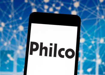 Celular com logo Philco - Créditos: depositphotos.com / rafapress
