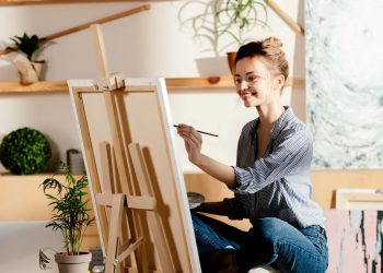 Mulher pintando em quadro - Créditos: depositphotos.com / IgorVetushko