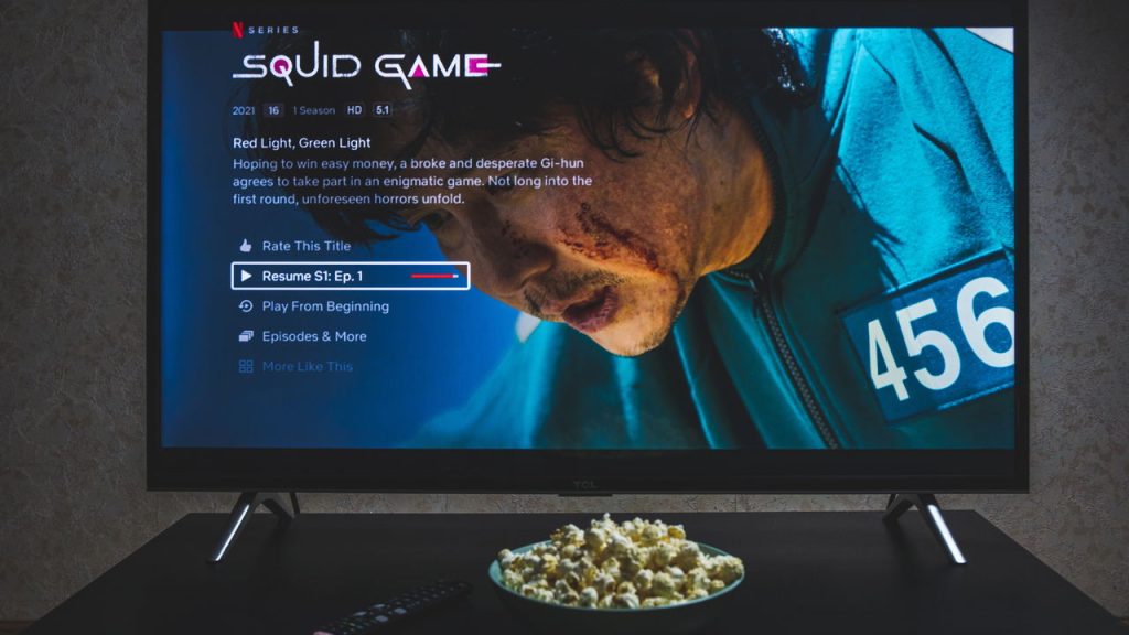 TV com aplicativo Netflix e Round 6 na tela - Créditos: depositphotos.com / rokas91