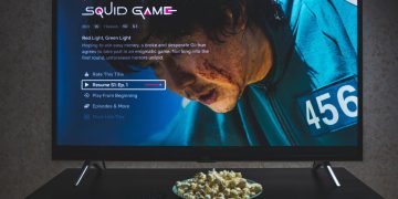 TV com aplicativo Netflix e Round 6 na tela - Créditos: depositphotos.com / rokas91