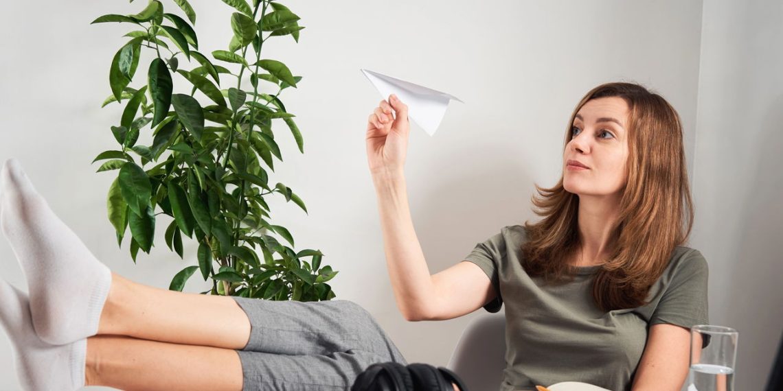 Mulher passando tempo - Créditos: depositphotos.com / Shtak3t