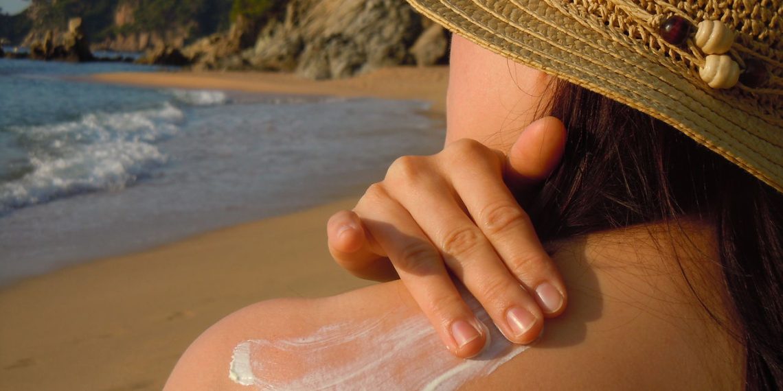 Mulher aplicando protetor solar - Créditos: depositphotos.com / katia26