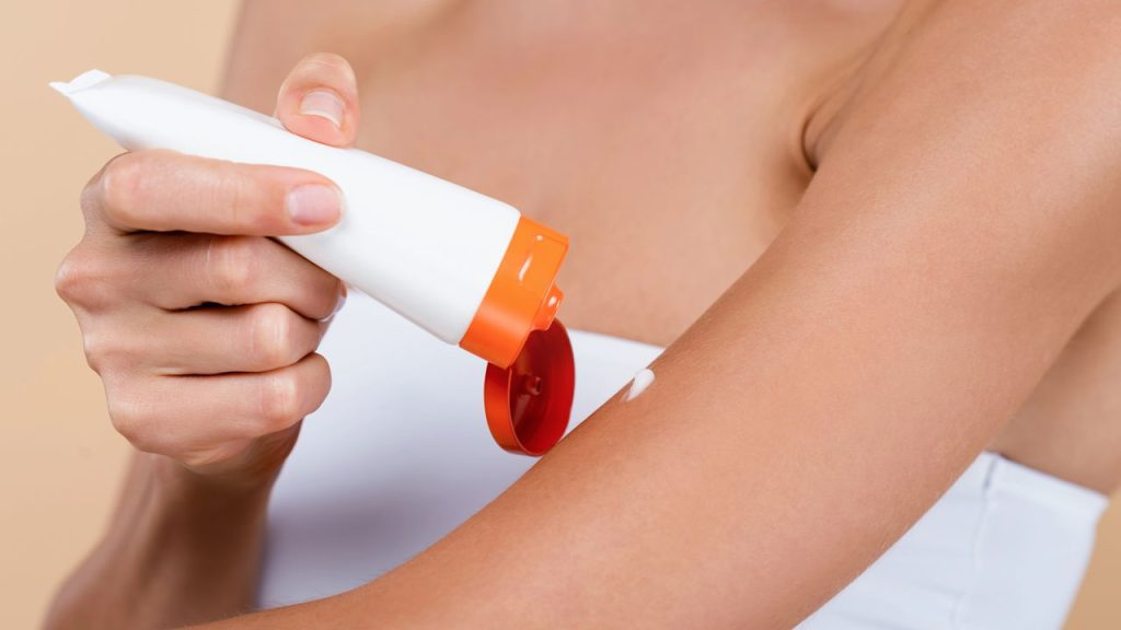 Mulher aplicando protetor solar - Créditos: depositphotos.com / IgorVetushko