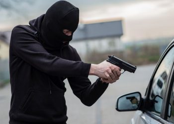 Homem mascarado roubando carro - Créditos: depositphotos.com / djedzura