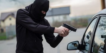 Homem mascarado roubando carro - Créditos: depositphotos.com / djedzura