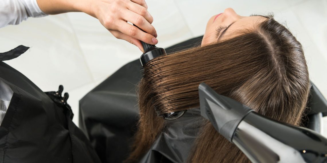 Mulher secando cabelo - Créditos: depositphotos.com / DimaBaranow