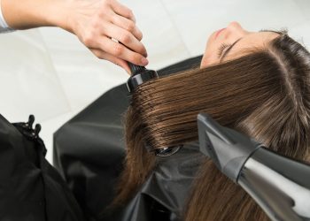 Mulher secando cabelo - Créditos: depositphotos.com / DimaBaranow