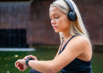 Mulher olhando smartwatch - Créditos: depositphotos.com / kjekol