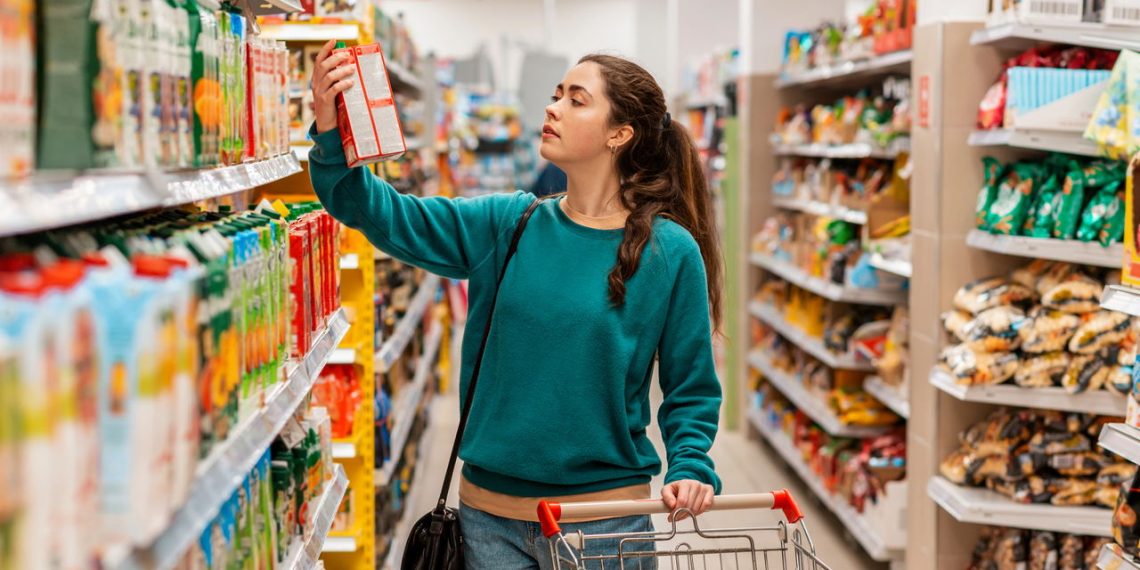 Moça olhando produto em supermercado - Créditos: depositphotos.com / Steklo_KRD