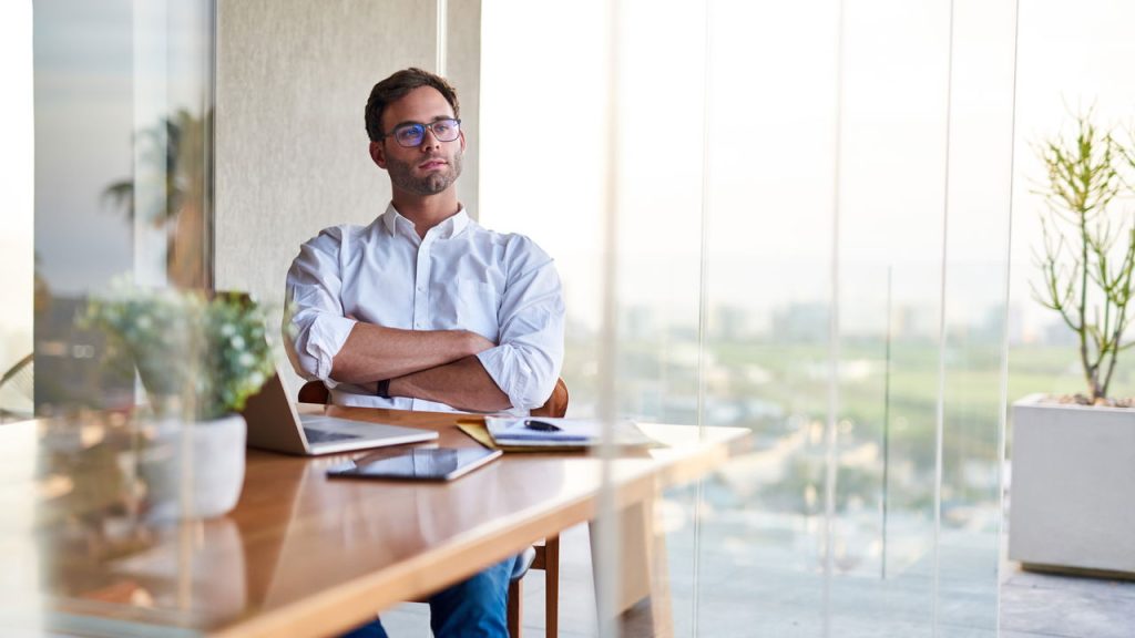 Homem no escritório de trabalho - Créditos: depositphotos.com / marvent