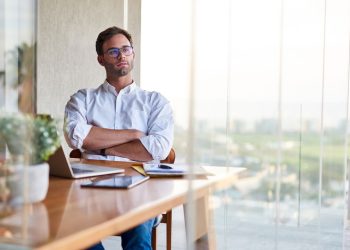 Homem no escritório de trabalho - Créditos: depositphotos.com / marvent