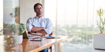 Homem no escritório de trabalho - Créditos: depositphotos.com / marvent