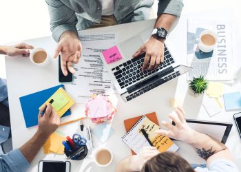 Mesa com trabalhadores - Créditos: depositphotos.com / ArturVerkhovetskiy