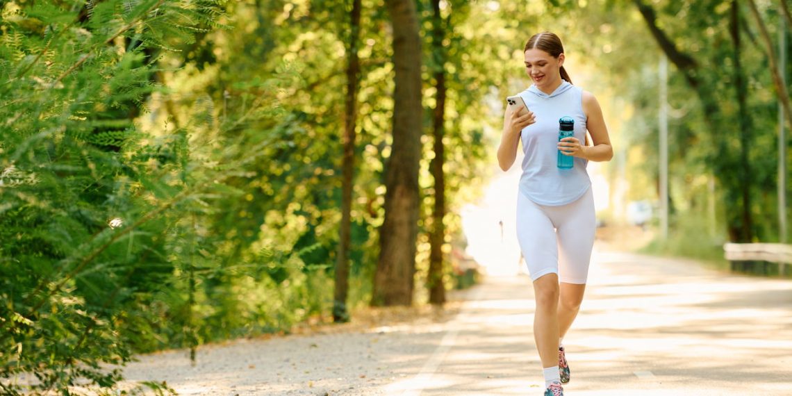 Mulher fazendo trilha - Créditos: depositphotos.com / HayDmitriy
