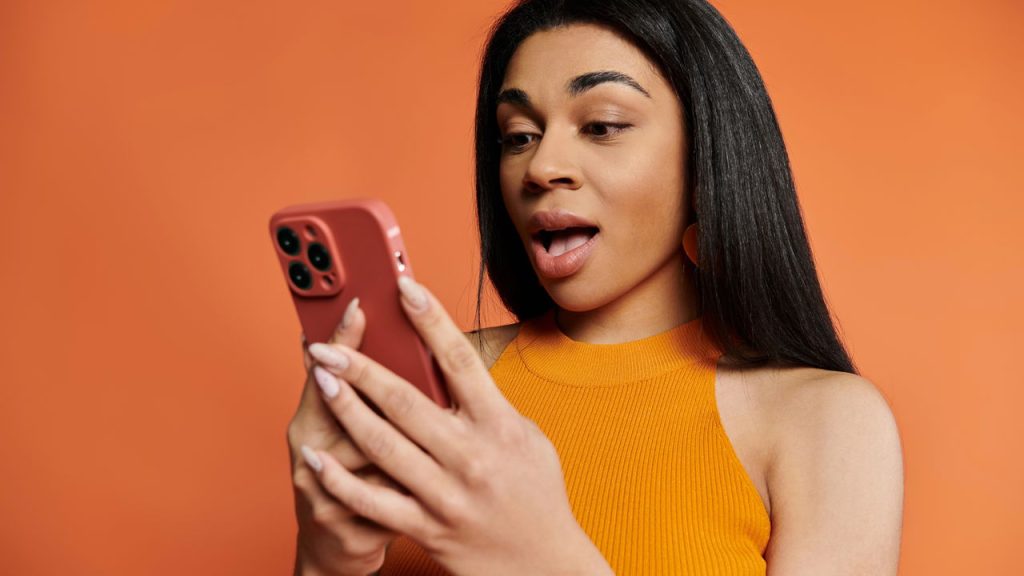 Mulher usando smartphone - Créditos: depositphotos.com / IgorVetushko