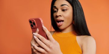 Mulher usando smartphone - Créditos: depositphotos.com / IgorVetushko