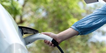 Recarregando carro elétrico - Créditos: depositphotos.com / BiancoBlue