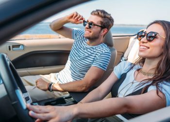 Amigos viajando de carro - Créditos: depositphotos.com / ArturVerkhovetskiy