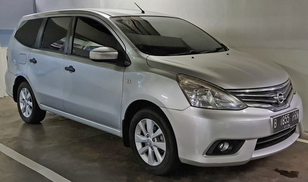 Nissan Grand Livina - Wikimedia Commons