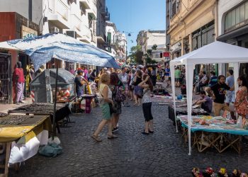 Feira de San Telmo - Créditos: depositphotos.com / diegograndi