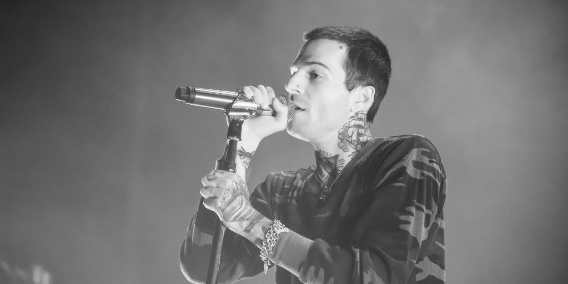 Vocalista da banda The Neighbourhood - Créditos: depositphotos.com / gints.ivuskans