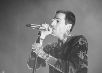 Vocalista da banda The Neighbourhood - Créditos: depositphotos.com / gints.ivuskans