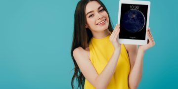 Mulher segurando iPad - Créditos: depositphotos.com / AndrewLozovyi