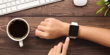 Pessoa usando smartwatch - Créditos: depositphotos.com / blackzheep