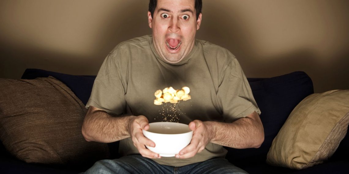 Homem assustado assistindo - Créditos: depositphotos.com / dcdp