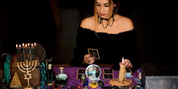 Mulher usando baralho cigano - Créditos: depositphotos.com / T.DenTeam