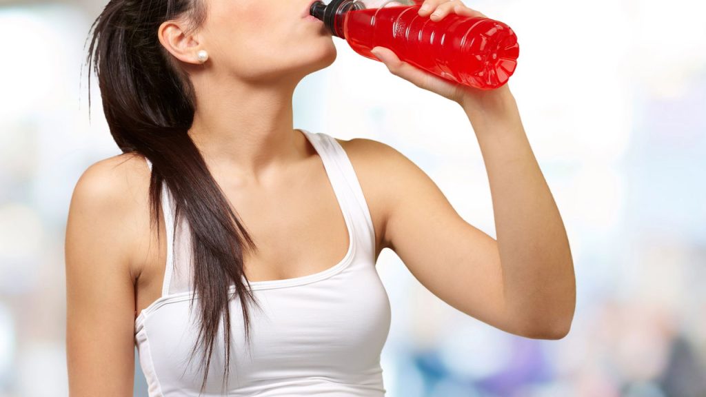 Mulher bebendo energético - Créditos: depositphotos.com / Krakenimages.com