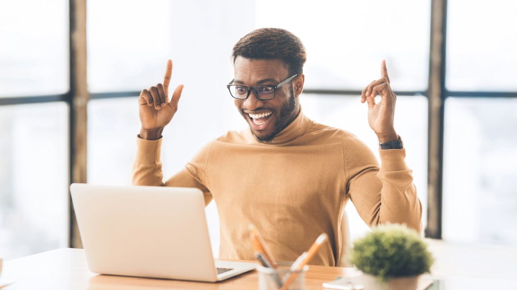 Homem recebendo boa notícia - Créditos: depositphotos.com / Milkos