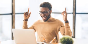 Homem recebendo boa notícia - Créditos: depositphotos.com / Milkos