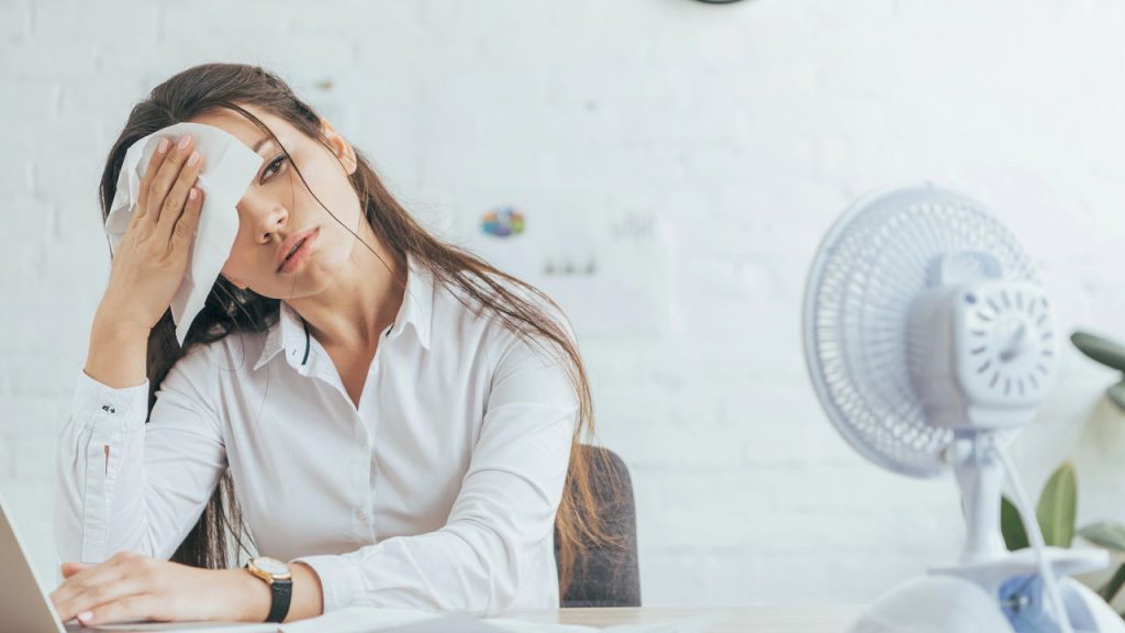 Mulher com calor - Créditos: depositphotos.com / AllaSerebrina