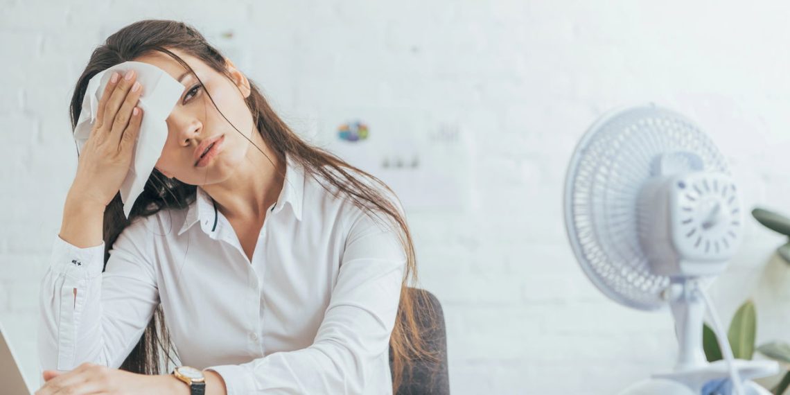 Mulher com calor - Créditos: depositphotos.com / AllaSerebrina