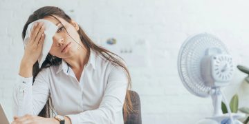 Mulher com calor - Créditos: depositphotos.com / AllaSerebrina