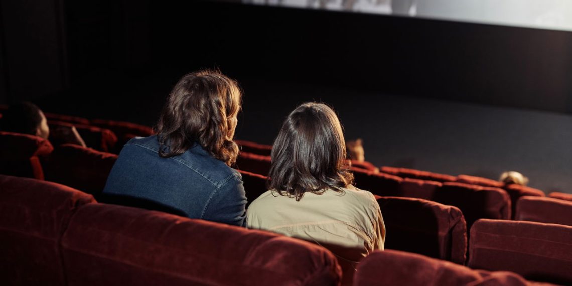 Pessoas no cinema - Créditos: depositphotos.com / SeventyFour
