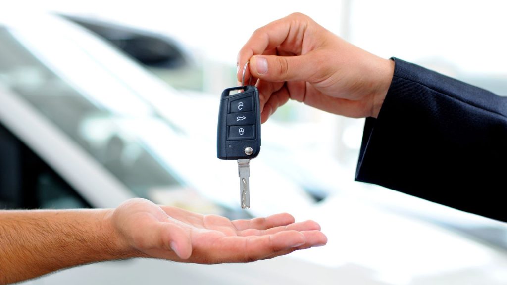Vendedor entregando chave de carro - Créditos: depositphotos.com / GeorgeRudy