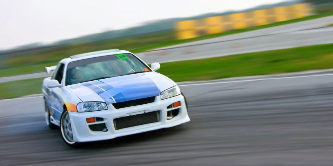 Carro fazendo drift - Créditos: depositphotos.com / bertys30