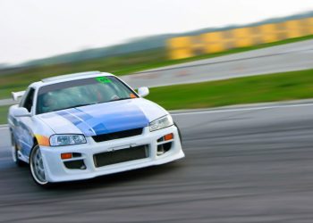 Carro fazendo drift - Créditos: depositphotos.com / bertys30