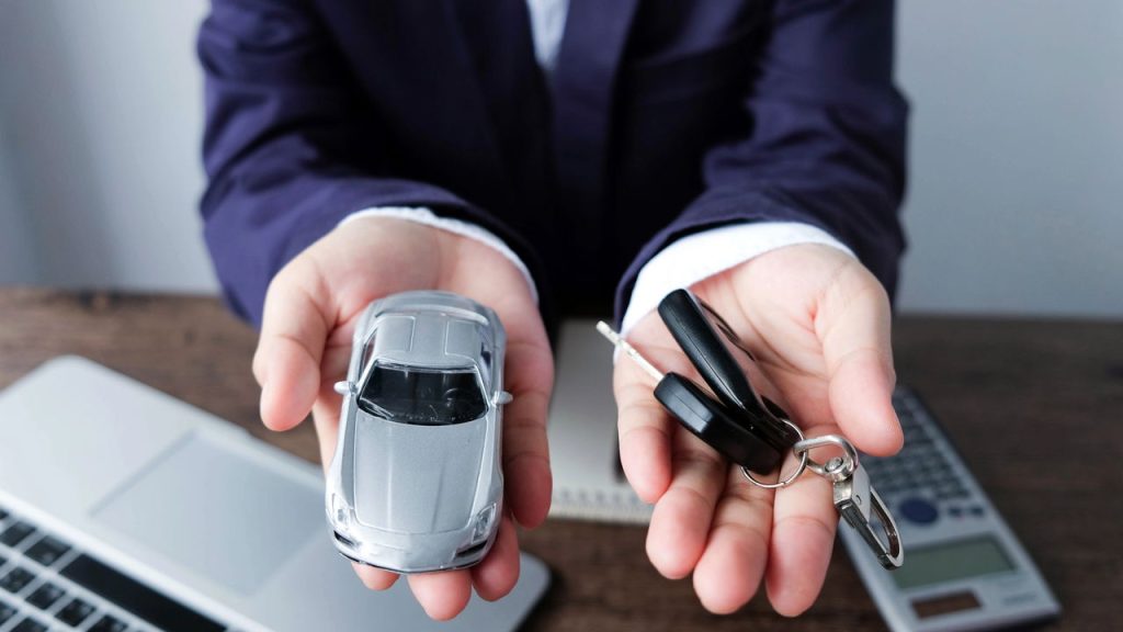 Homem entregando chave de carro - Créditos: depositphotos.com / bobbery
