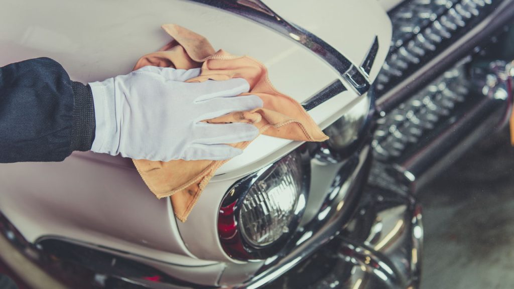 Homem limpando carro - Créditos: depositphotos.com / welcomia