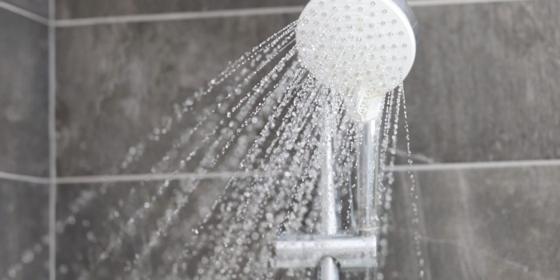 Chuveiro - Créditos: depositphotos.com / marketing.lasers@ya.ru