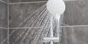 Chuveiro - Créditos: depositphotos.com / marketing.lasers@ya.ru