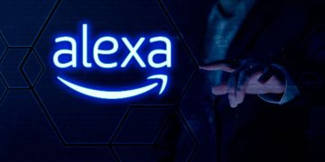 IA Alexa e homem ao fundo tocando na tela - Créditos: depositphotos.com / djbagaha@gmail.com