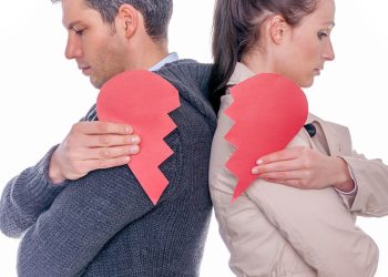 Homem e mulher lado a lado com pedaço de coração partido de papel - Créditos: depositphotos.com / sunemotion