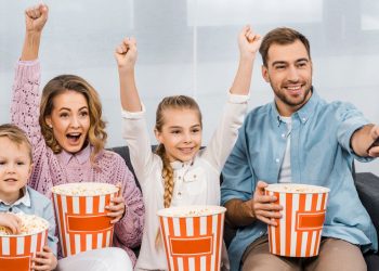 Família assistindo filme - Créditos: depositphotos.com / IgorVetushko