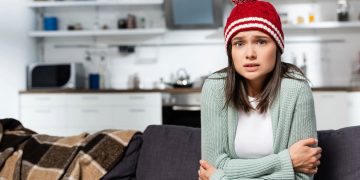 Mulher com frio em casa - Créditos: depositphotos.com / IgorVetushko