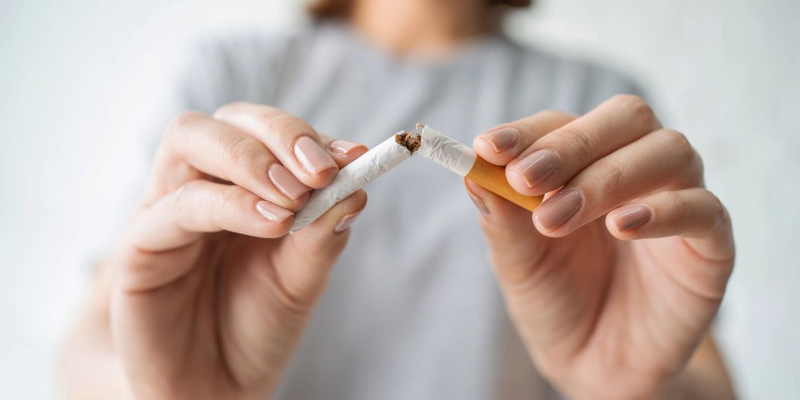 Quebrando cigarro ao meio - Créditos: depositphotos.com / pheung56
