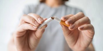 Quebrando cigarro ao meio - Créditos: depositphotos.com / pheung56